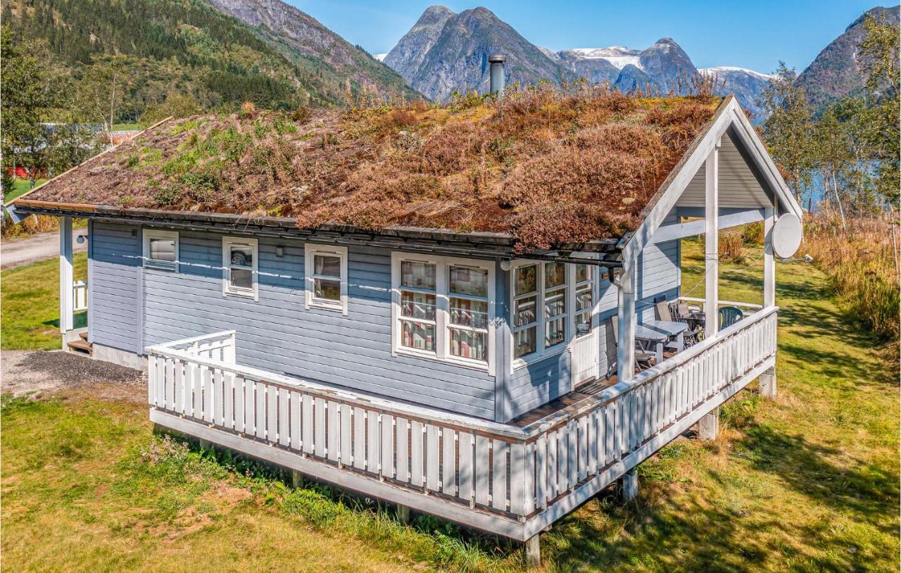 Cozy Home In Fjaerland With House A Mountain View Exteriör bild