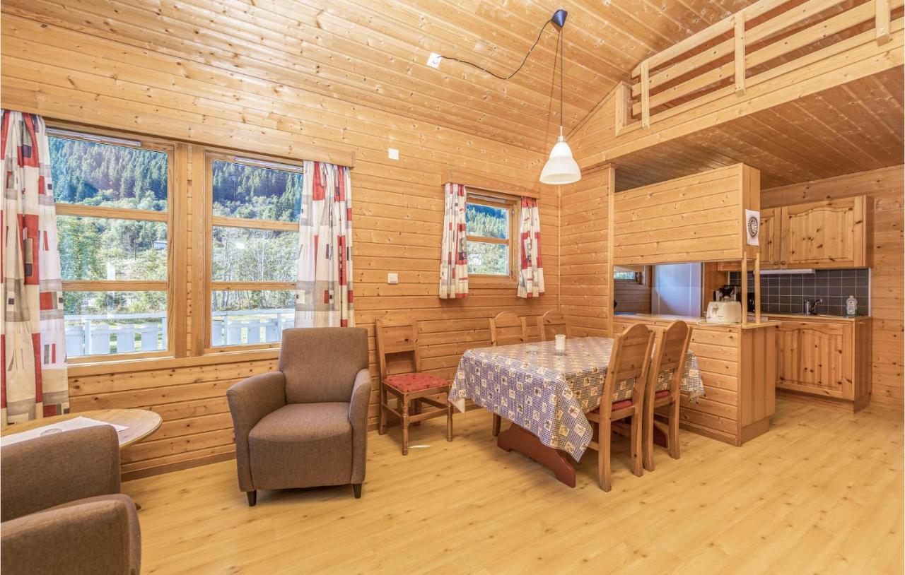 Cozy Home In Fjaerland With House A Mountain View Exteriör bild